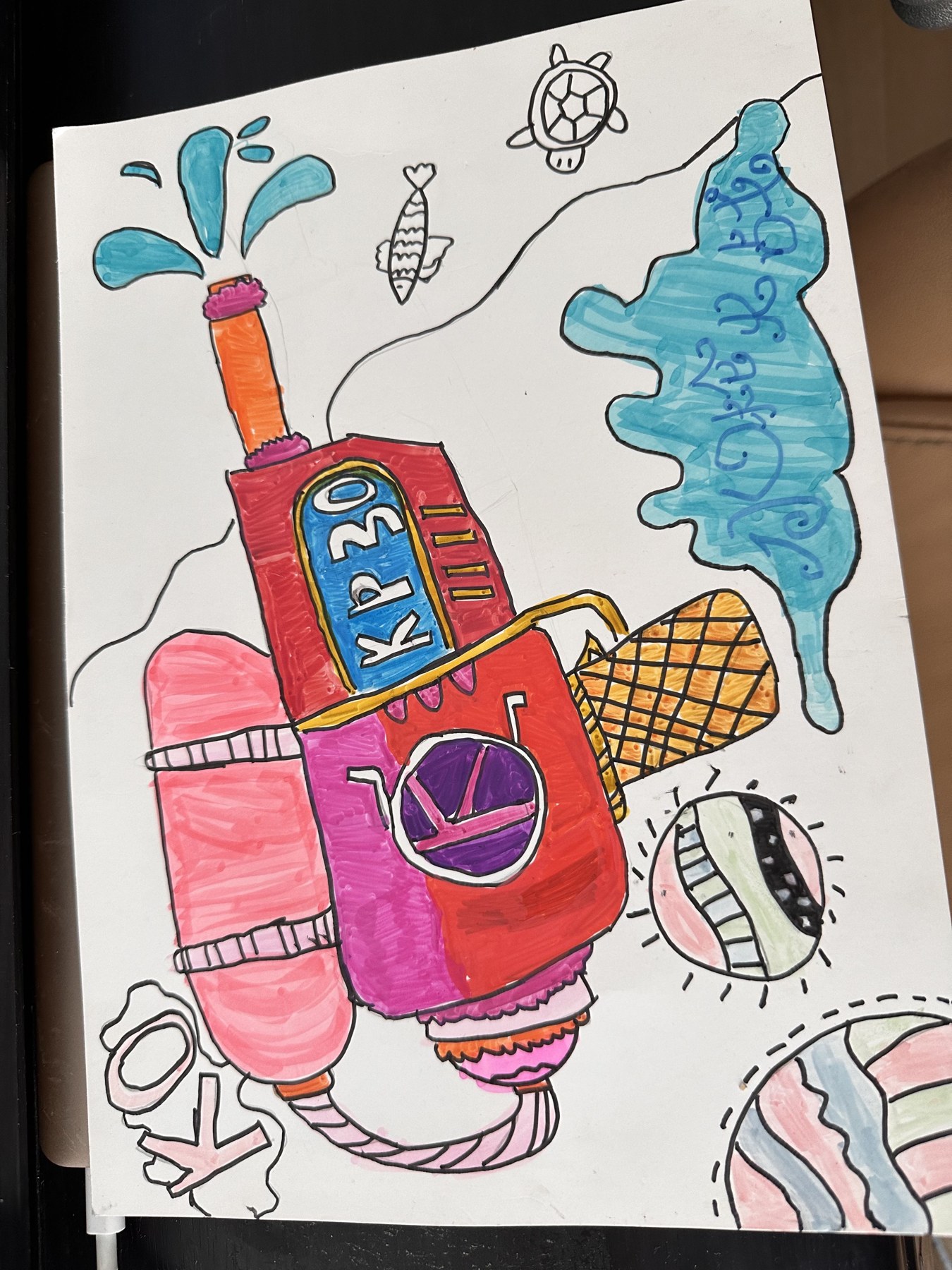一张彩色手绘画描绘红粉色潜水装置或幻想机器 周围有鱼 海龟 水花和水域形状