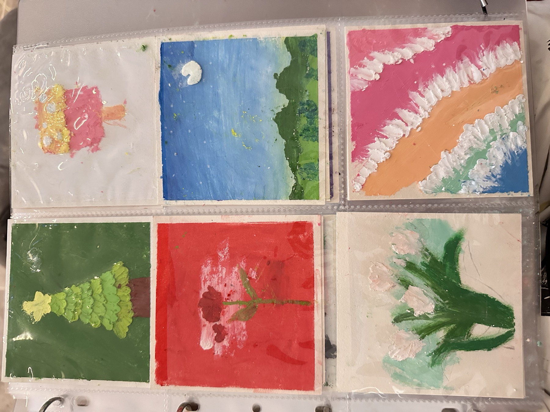 活页画册内展示六幅小型厚涂或混合材料画作 包括树 花朵 风景和抽象色块
