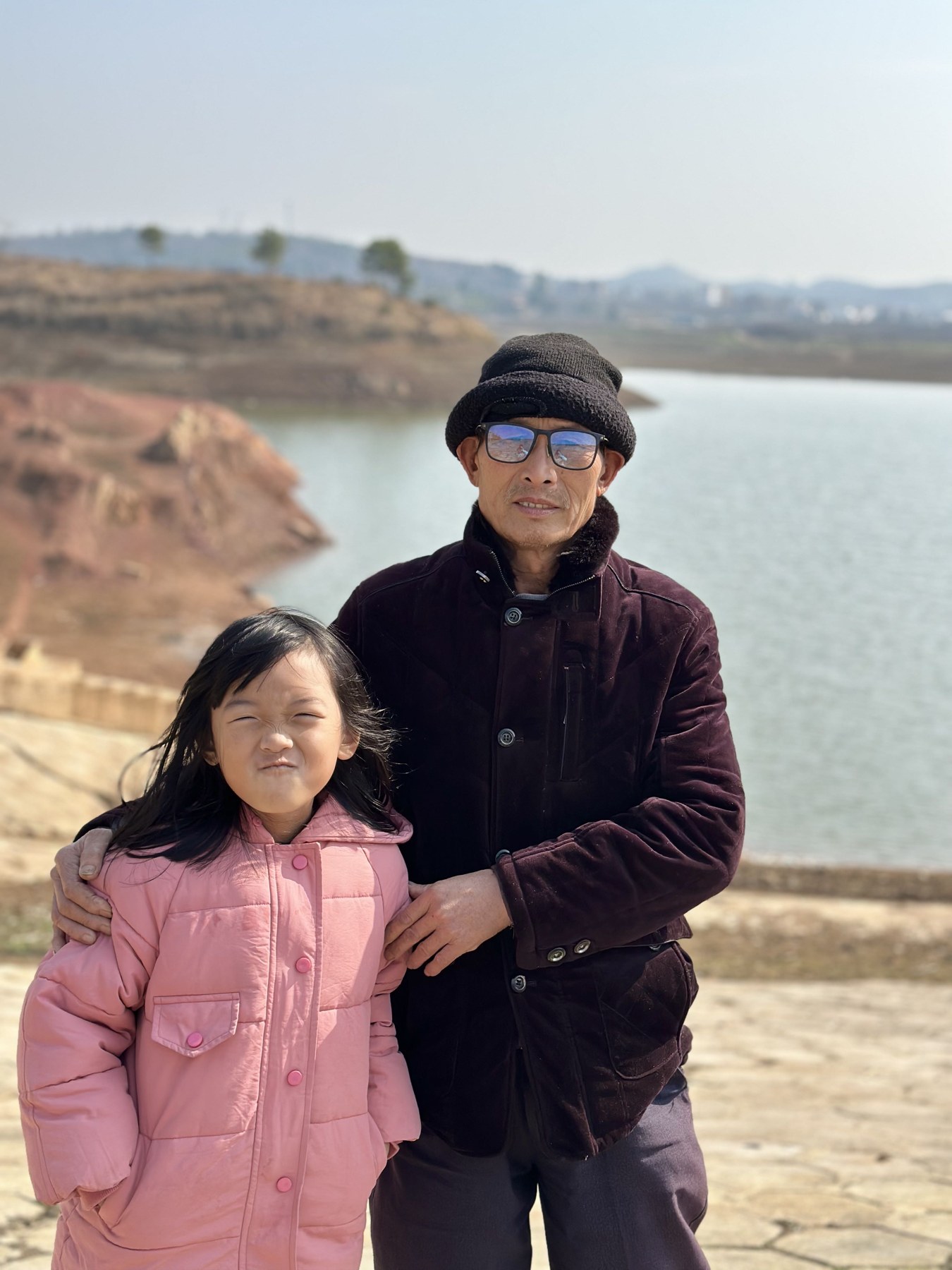 女孩与一名成年女性在户外合影