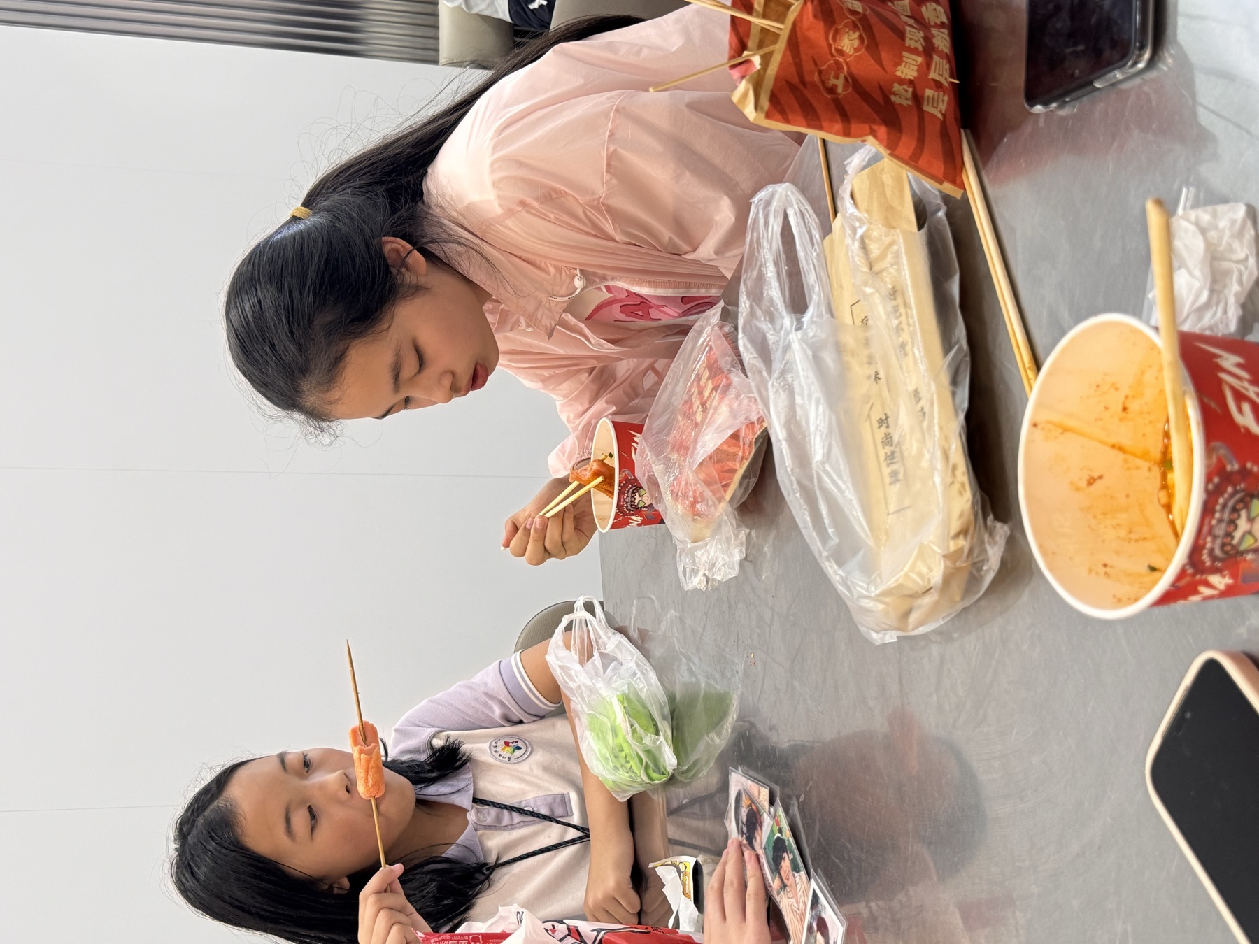 几名女孩围坐餐桌用餐