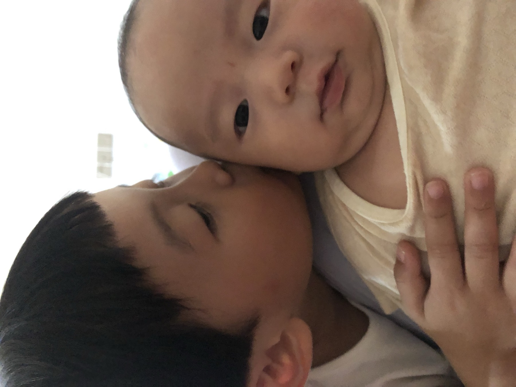 女孩在室内靠近并照看一名婴幼儿