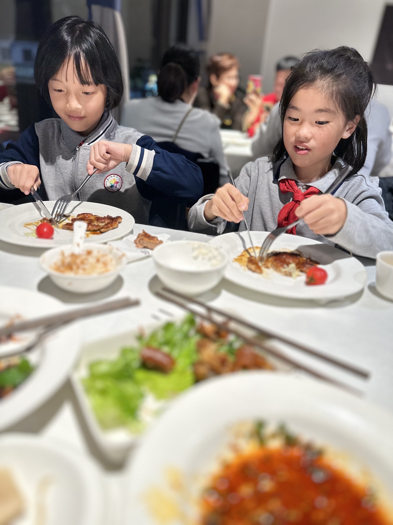 几名女孩在餐桌边用餐