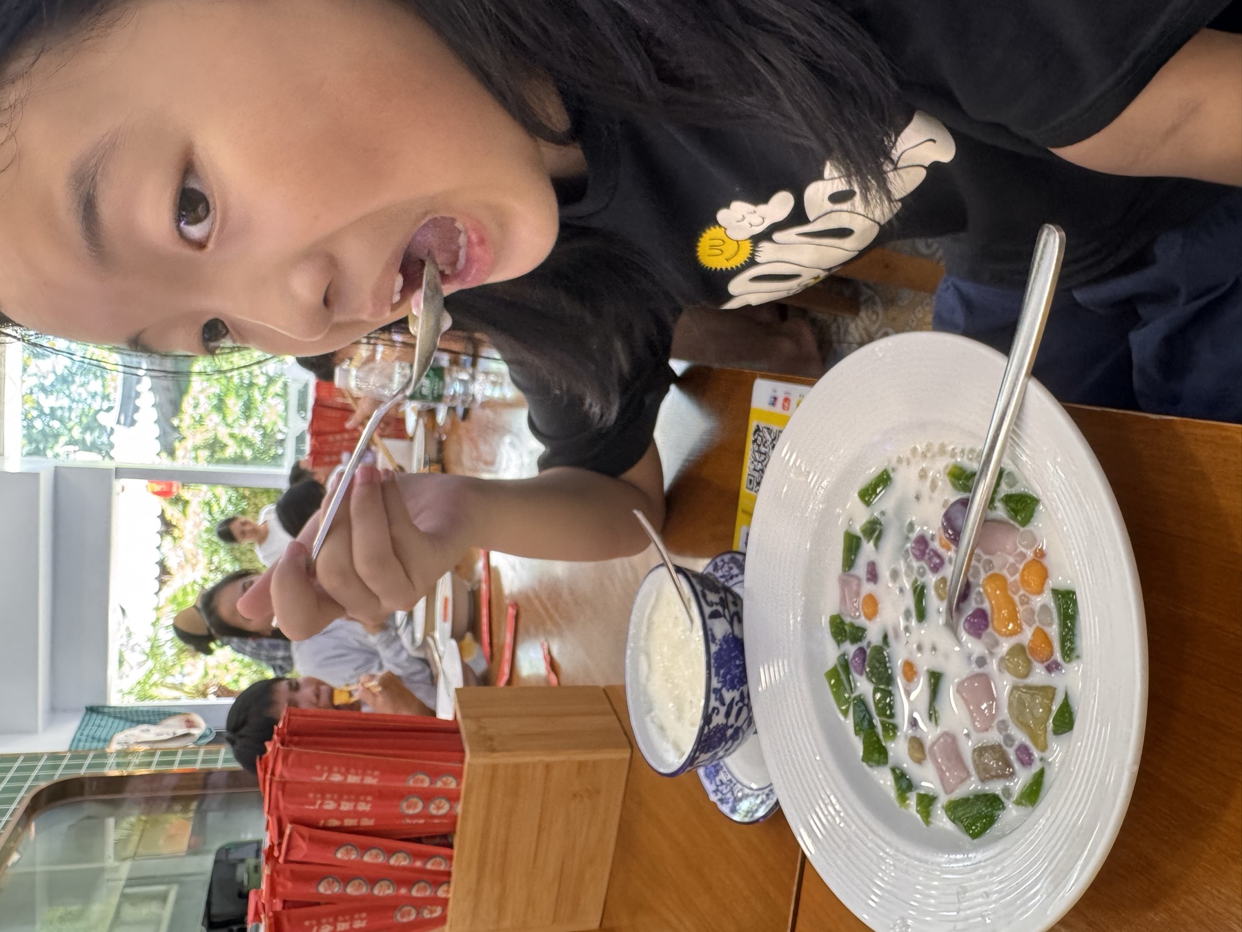 女孩在餐桌前吃汤面
