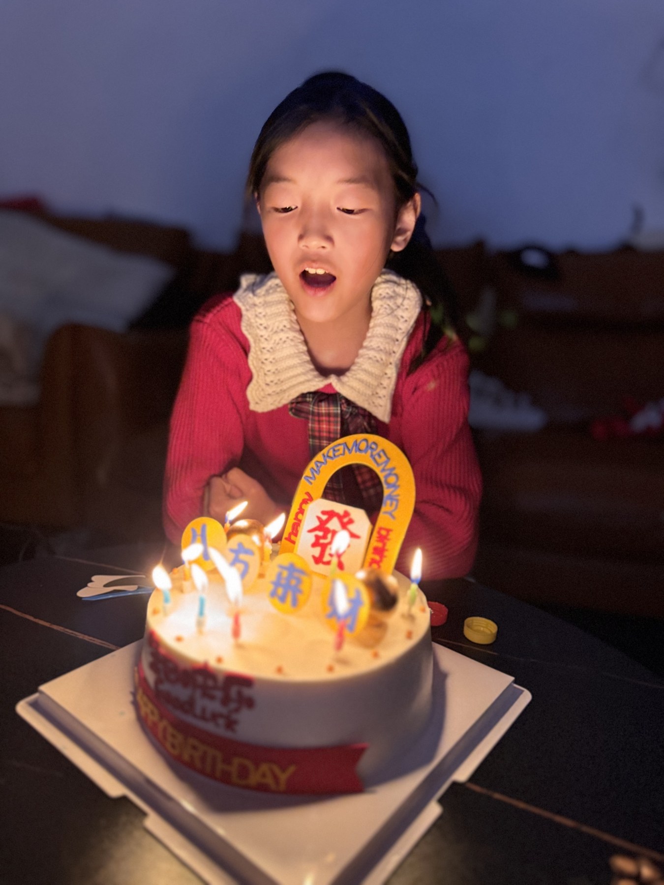 女孩坐在生日蛋糕前