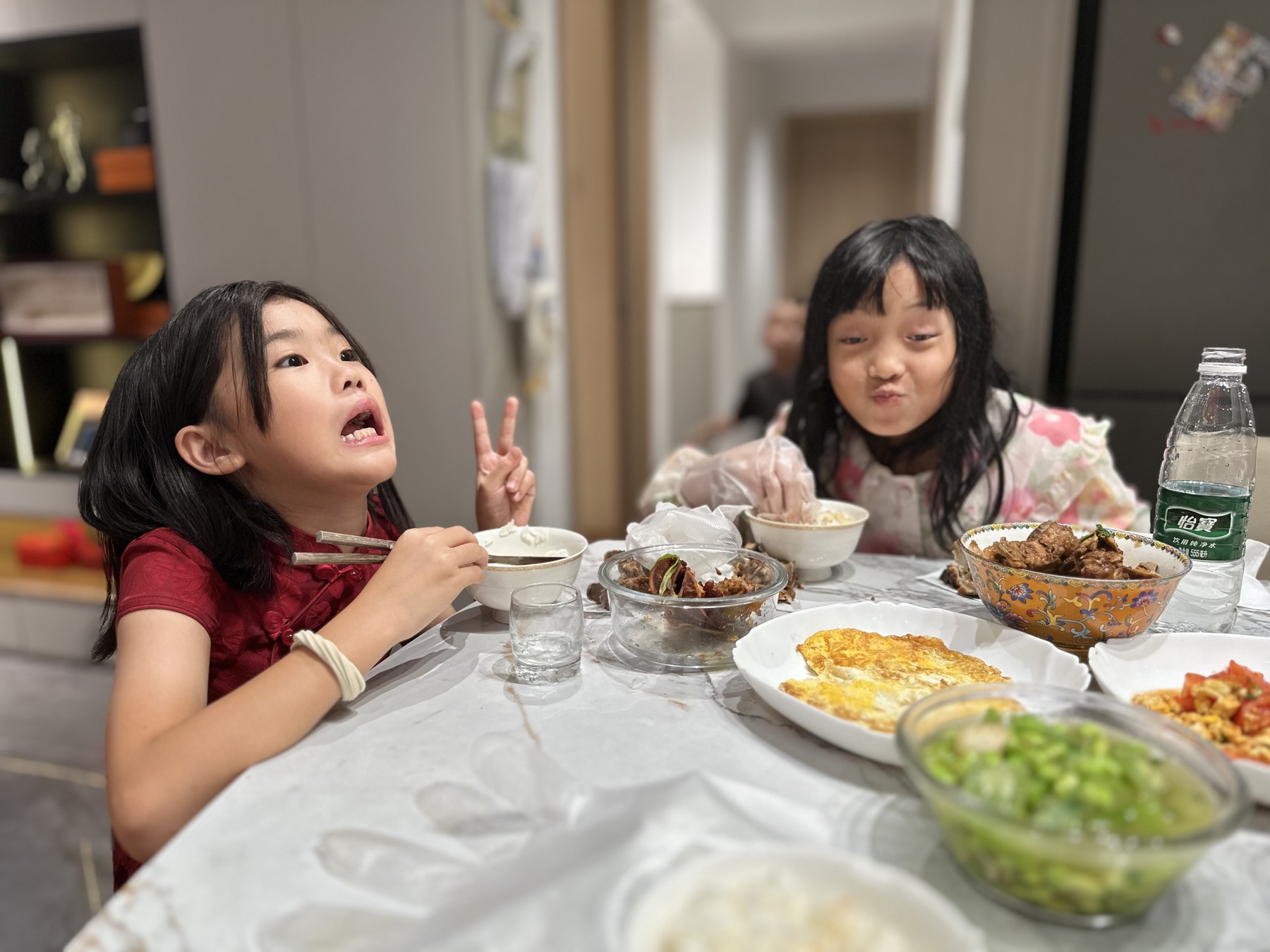 女孩与多人围坐餐桌用餐