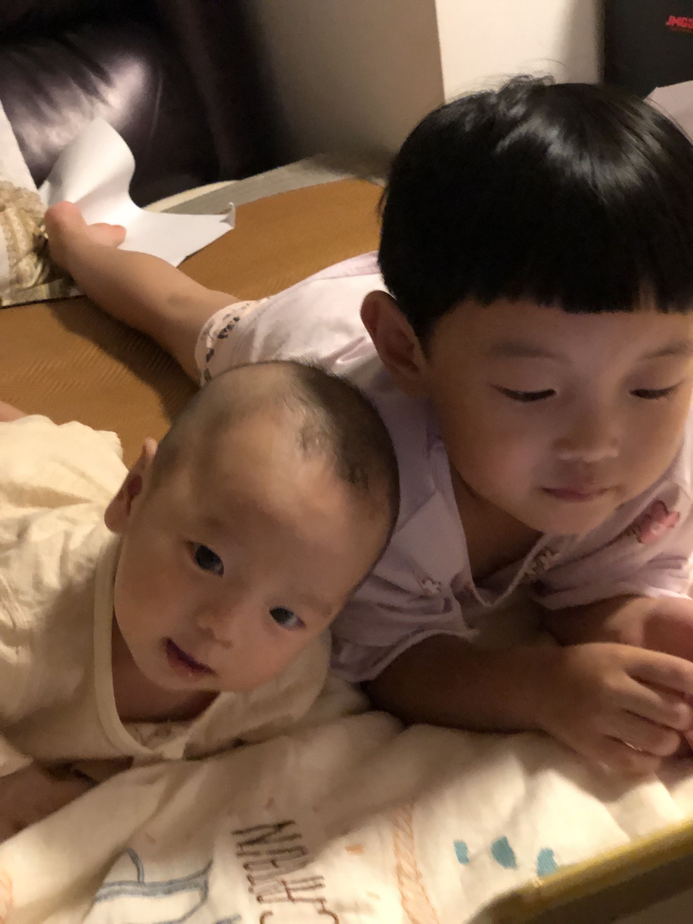 几名儿童与婴幼儿在室内一起活动