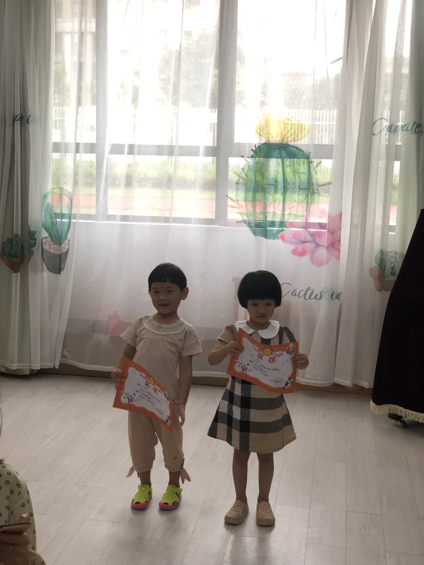 两名女孩在室内合影