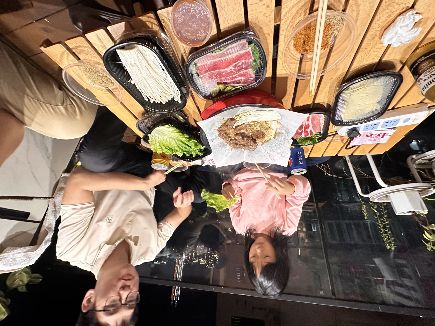 女孩与成年男性在餐桌旁合影