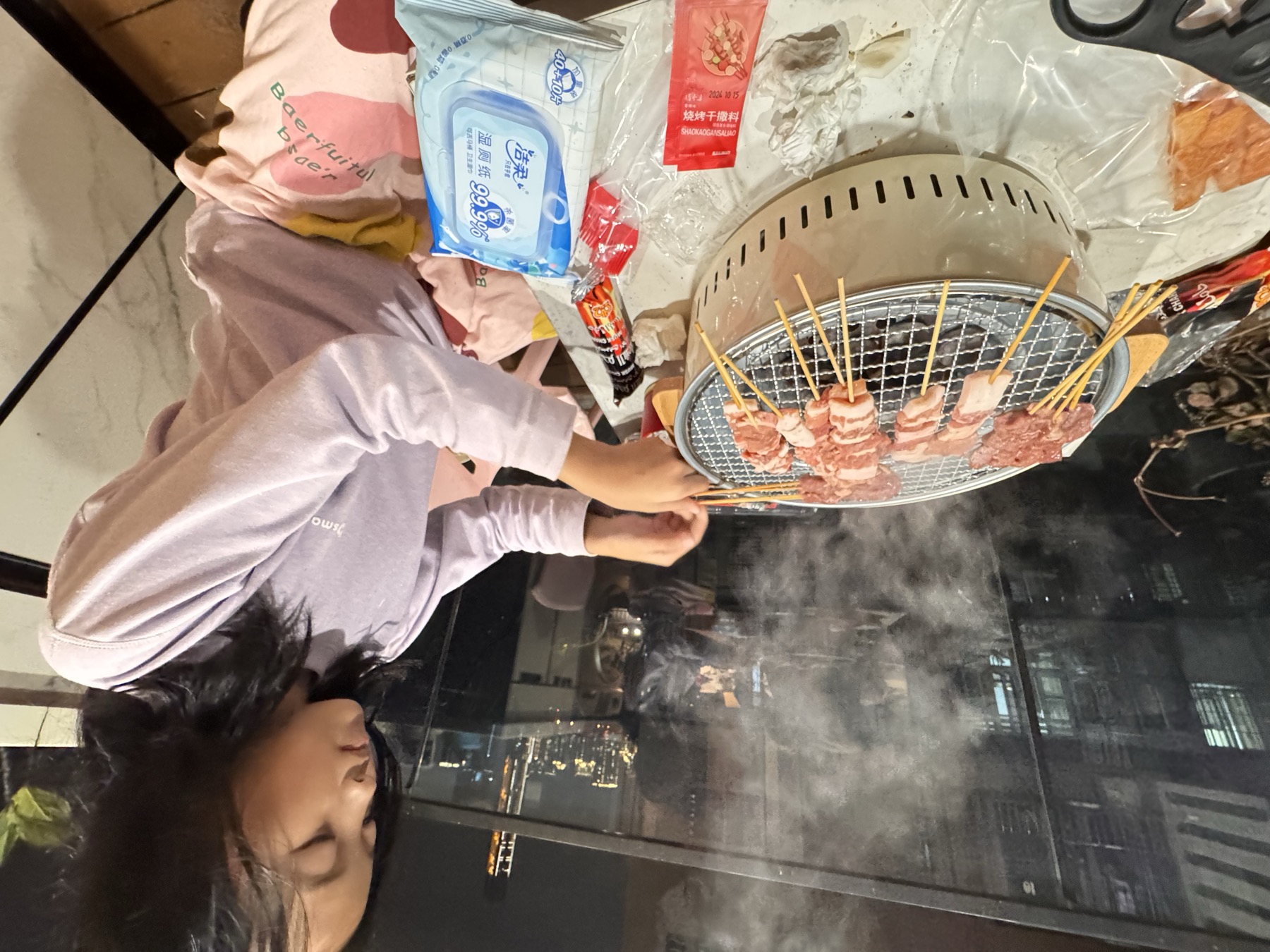 女孩在家中烤制或准备食物
