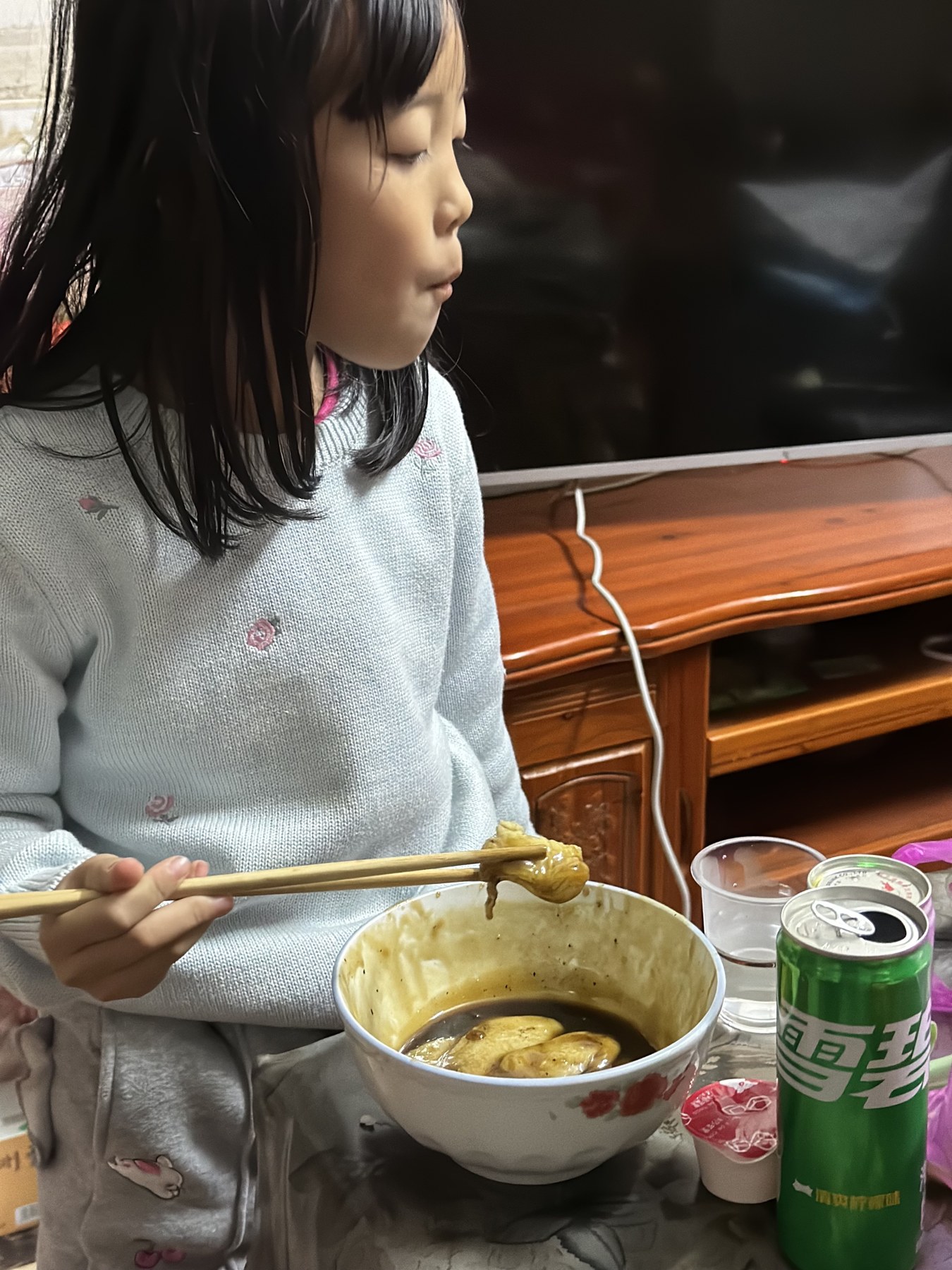 女孩在餐桌前吃面