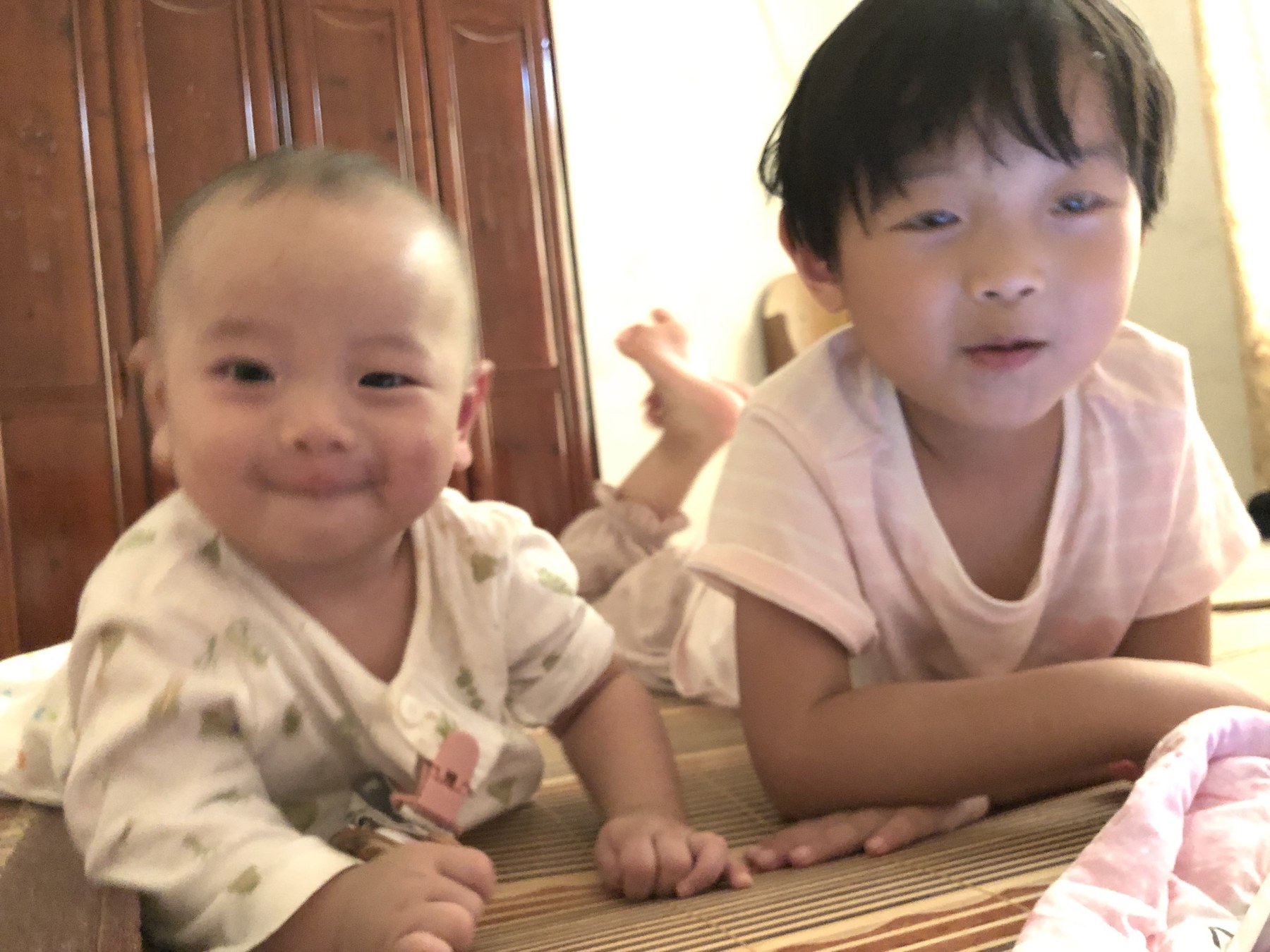 女孩与婴幼儿贴近镜头微笑