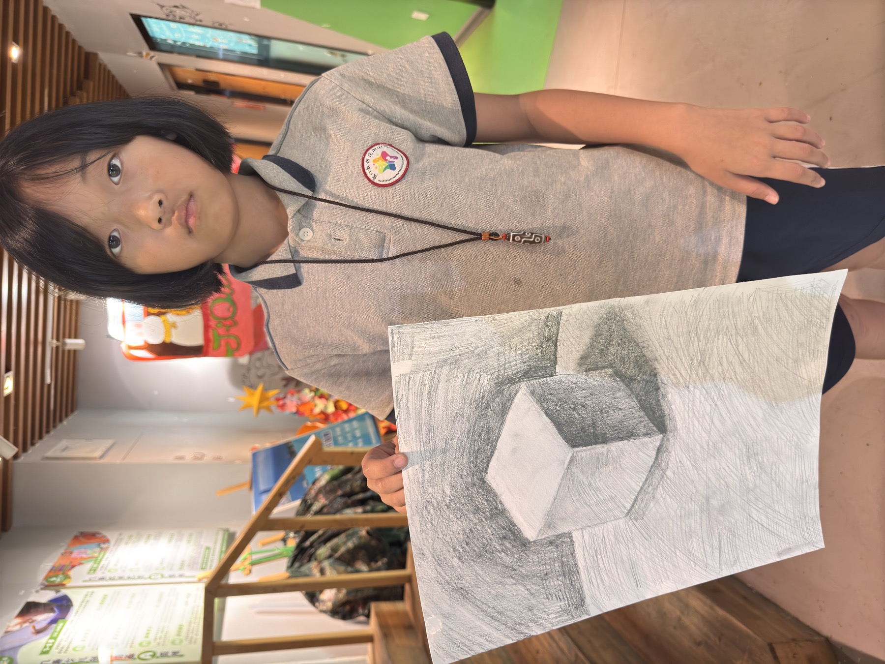 女孩在创作空间展示几何素描作品