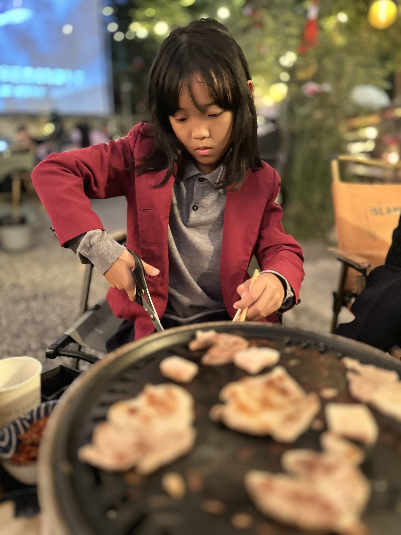 女孩在烤盘前烹饪食物