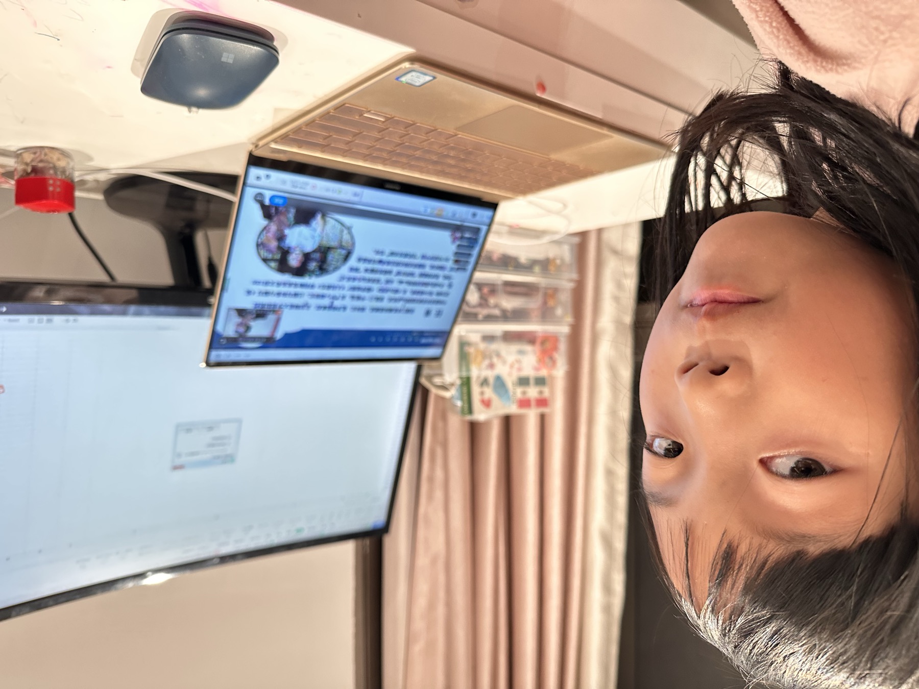 女孩在电脑与投影环境中学习并自拍