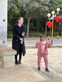 女孩与成年女性在户外步道合影