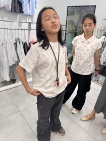 两名女孩在服装店或商场内合影